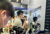 「打卡王」诞生！WAIC 2025 商汤展区人头攒动，机器人互动、AI 体验引爆参观热潮