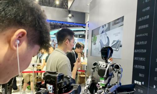 「打卡王」诞生！WAIC 2025 商汤展区人头攒动，机器人互动、AI 体验引爆参观热潮  第1张