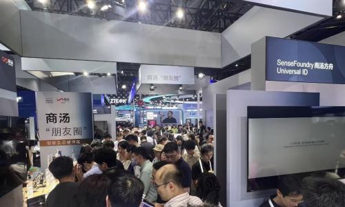 「打卡王」诞生！WAIC 2025 商汤展区人头攒动，机器人互动、AI 体验引爆参观热潮  第2张