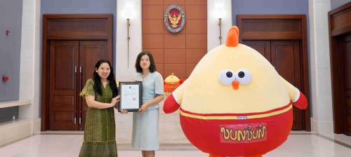 “泰拳活力公园”在穗开幕，名创优品携“泰拳友好大使”墩DUN鸡亮相现场  第1张