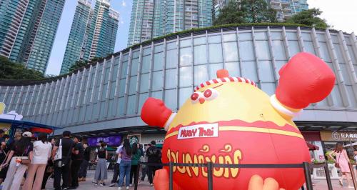 “泰拳活力公园”在穗开幕，名创优品携“泰拳友好大使”墩DUN鸡亮相现场  第2张