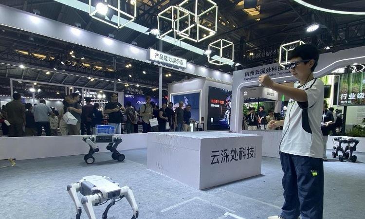 云深处科技亮相WAIC2025，展示具身智能机器人关键技术与实战应用  真实作业场景+具身智能能力！云深处科技闪耀WAIC2025 第4张